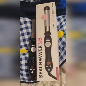 THE BEACHWAVERBEACHWAVER® S1.25 DUAL VOLTAGE BLACK ROTATING CURLING IRON